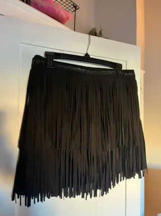 Falda ante y piel negra con flecos