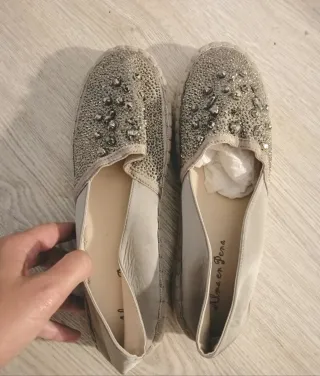 Alpargatas Alma en Pena Beige y Doradas