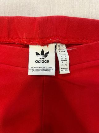 Leggings Adidas rojos con rayas rosas