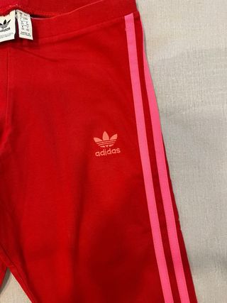 Leggings Adidas rojos con rayas rosas
