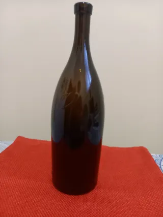 Bottiglia vino vuota in vetro scuro