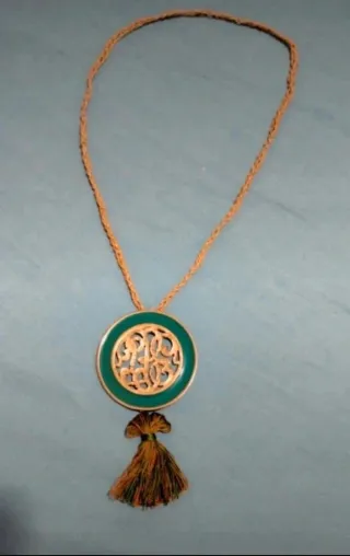 Jersey negro con encaje y collar