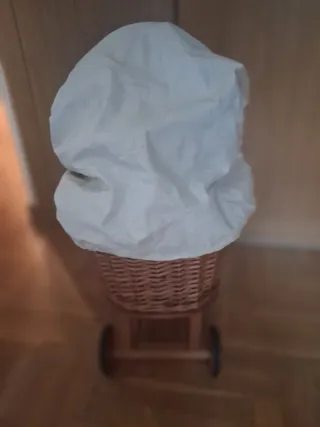 Cuna de mimbre para muñecas