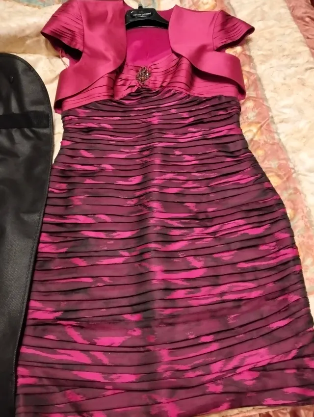Vestido de fiesta fucsia y negro