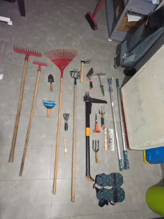 Cortacésped eléctrico blanco y rojo y herramienta