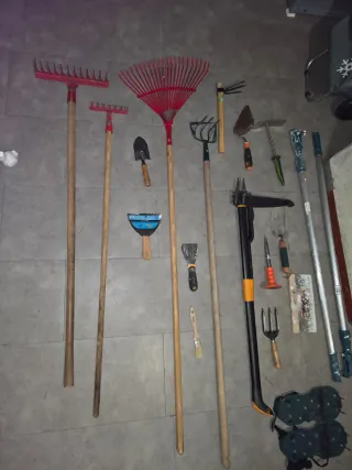 Cortacésped eléctrico blanco y rojo y herramienta