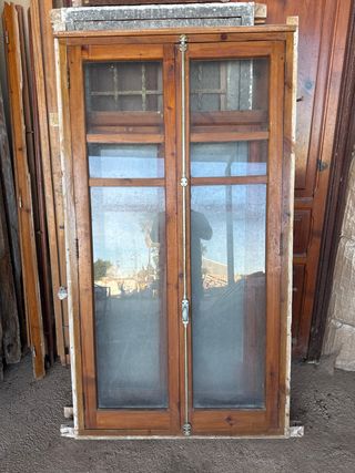 Ventana de madera con cristales.