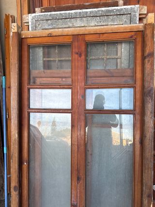 Ventana de madera con cristales.