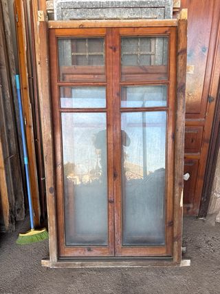 Ventana de madera con cristales.
