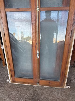 Ventana de madera con cristales.