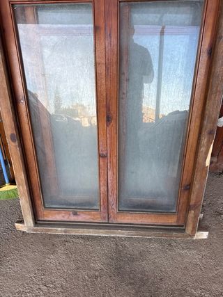 Ventana de madera con cristales.