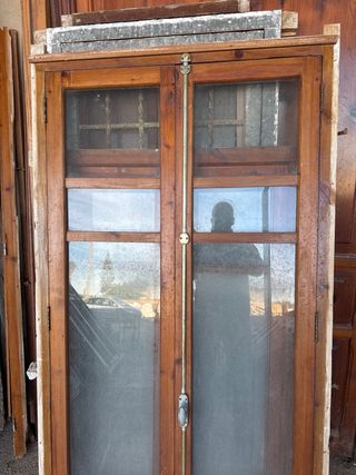 Ventana de madera con cristales.