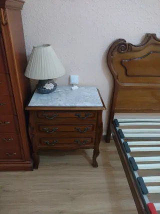 Dormitorio completo madera oscura, regalo apliques