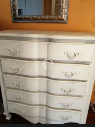 Cómoda de madera beige mate