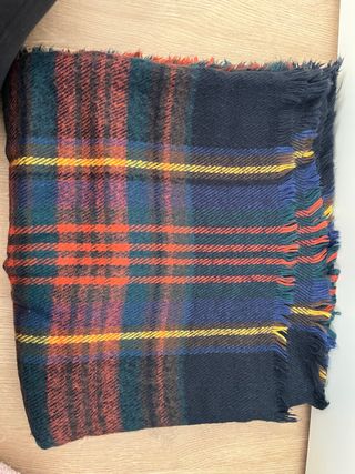 Bufanda de cuadros azul y rojo