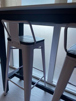 Mesa alta con 2 taburetes