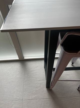 Mesa alta con 2 taburetes