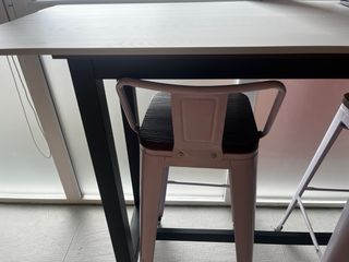 Mesa alta con 2 taburetes