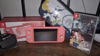 Nintendo Switch Lite Coral + Funda y Caja + Juego