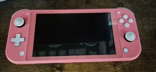 Nintendo Switch Lite Coral + Funda y Caja + Juego