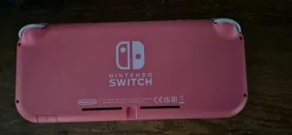 Nintendo Switch Lite Coral + Funda y Caja + Juego