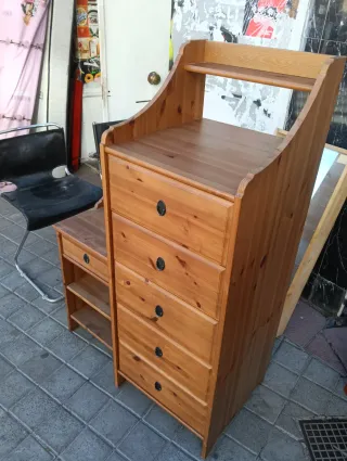 Cómoda de madera y mesita de noche