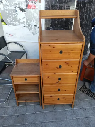 Cómoda de madera y mesita de noche