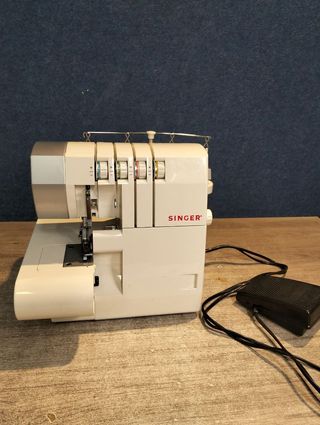 Maquina de coser overlock Singer