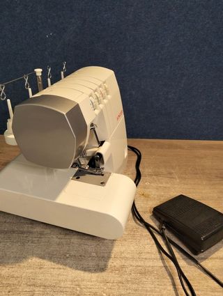 Maquina de coser overlock Singer