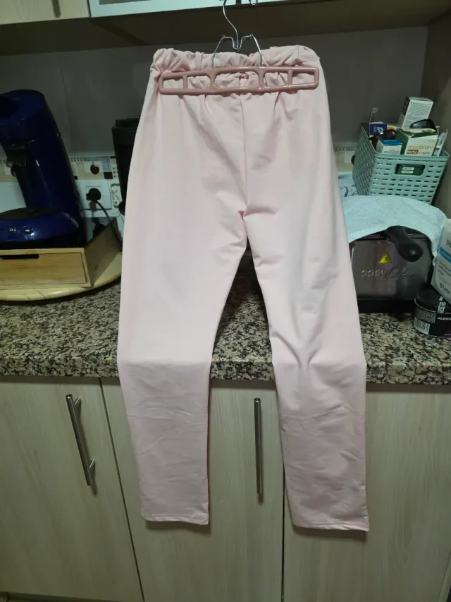 Pantalón negro con rajas