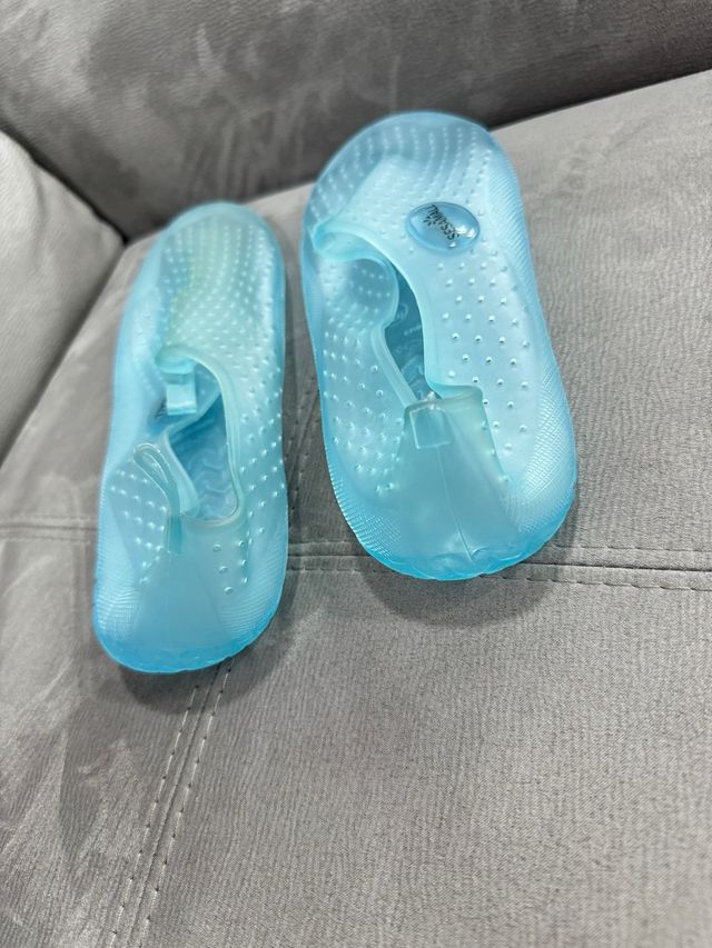 Scarpe da mare azzurre in gomma