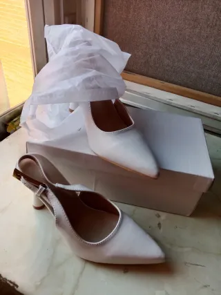 Zapatos de tacón blancos