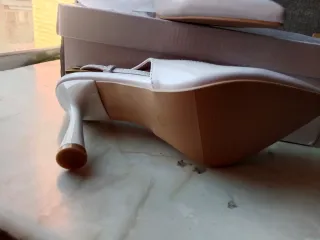 Zapatos de tacón blancos