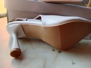 Zapatos de tacón blancos