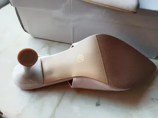 Zapatos de tacón blancos