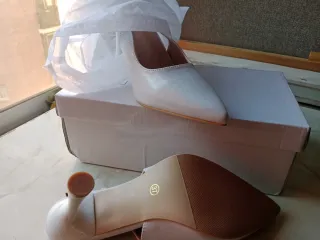 Zapatos de tacón blancos