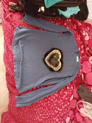 Camiseta azul con corazón dorado