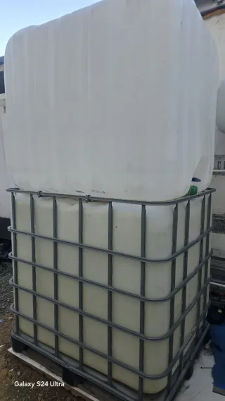 Bidones de plástico apilables