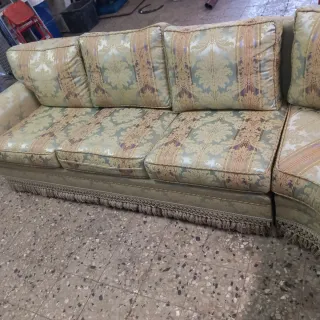 Divano elegante beige e oro