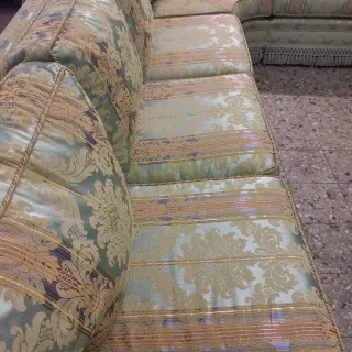 Divano elegante beige e oro