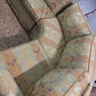 Divano elegante beige e oro