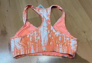 Top deportivo Decathlon naranja y blanco