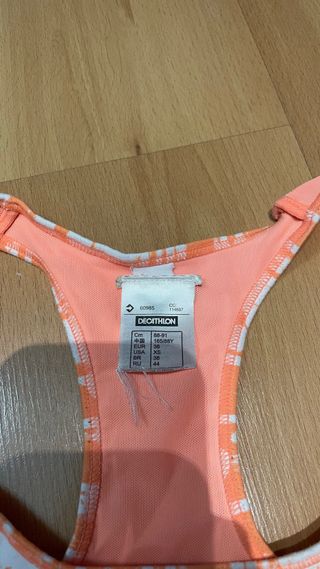 Top deportivo Decathlon naranja y blanco