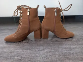 Botines marrones camel estilo antelina con cordone