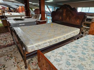 Cama de madeira com colchão