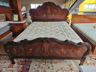 Cama de madeira com colchão