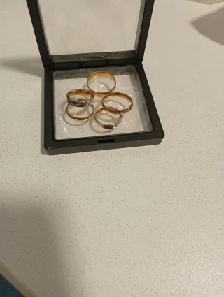 Anillos de acero dorado y plateado