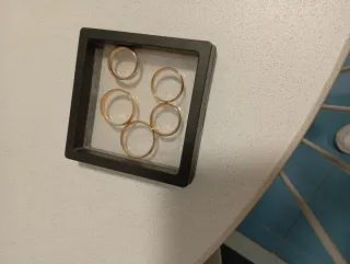 Anillos de acero dorado y plateado