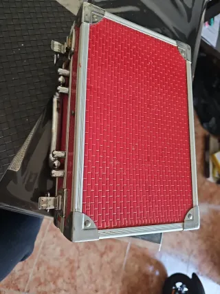 Maletín de aluminio plateado y rojo