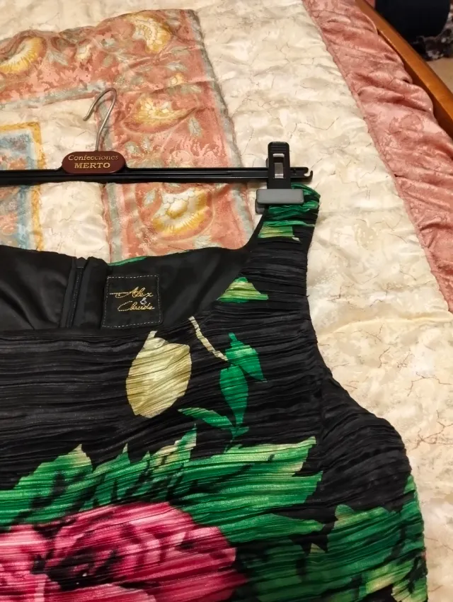 Vestido aplicado con dibujo de flores.